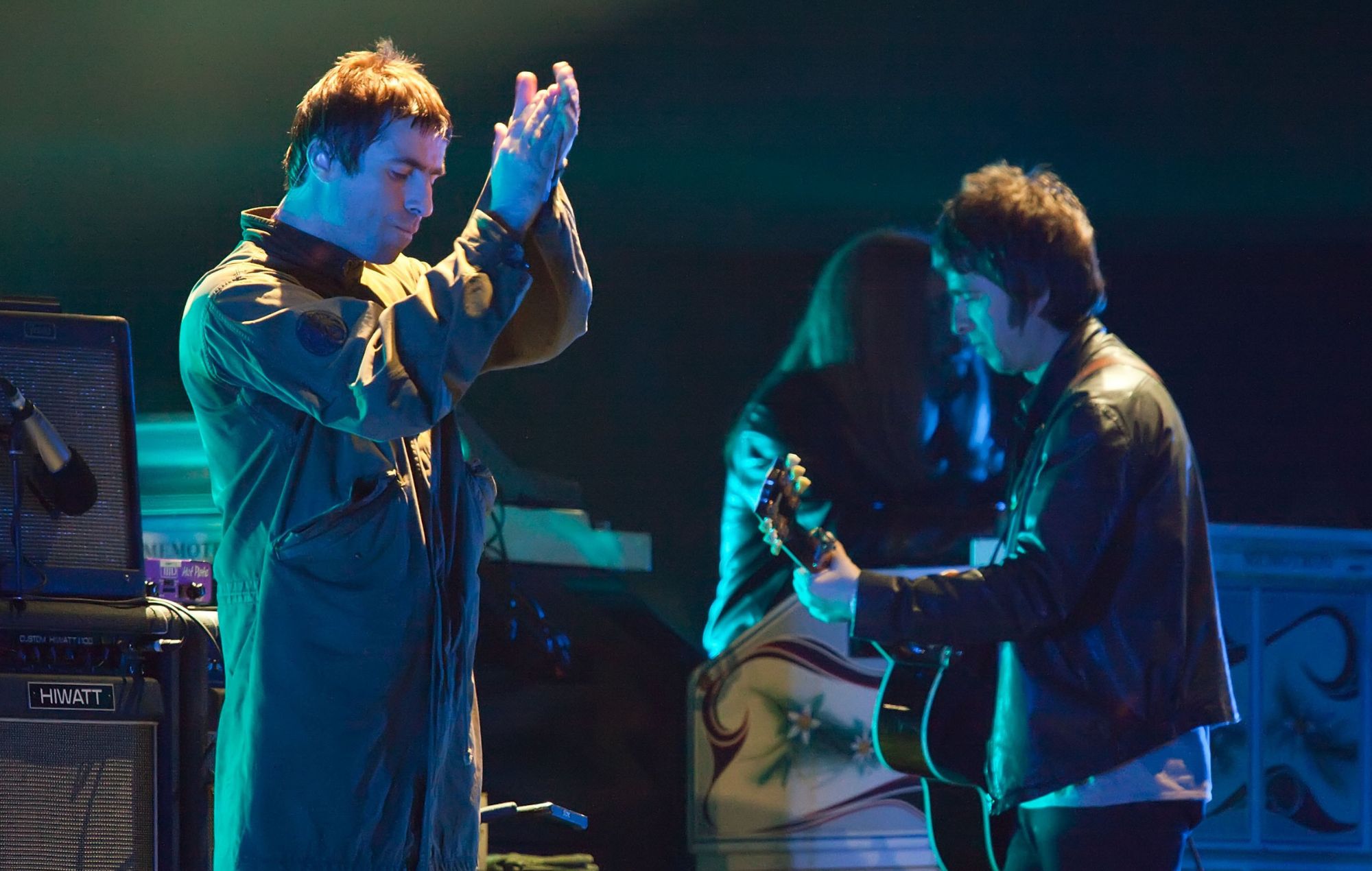 Liam Gallagher (L) and Noel Gallagher (R) of Oasis