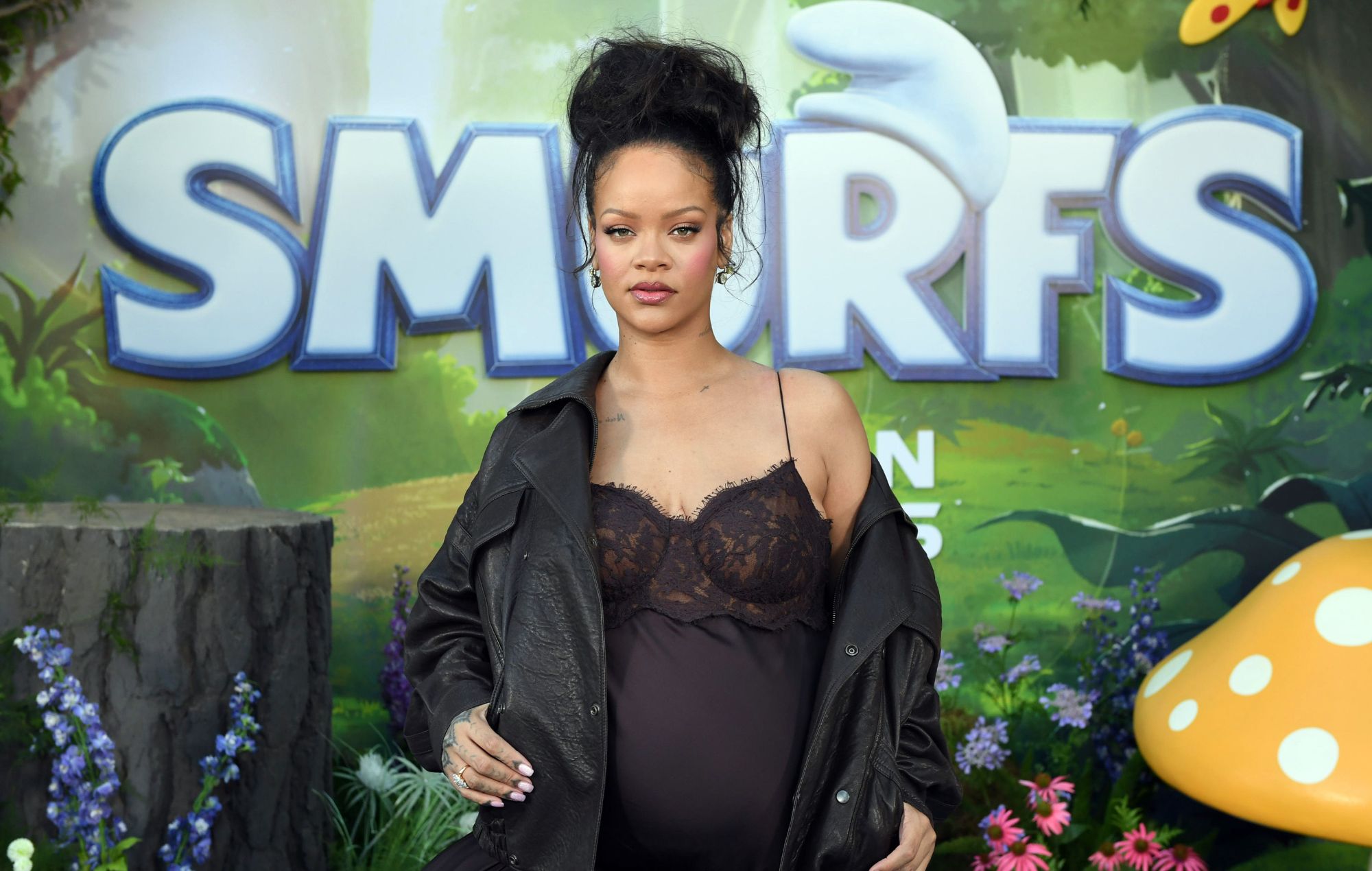 Rihanna attends the "Smurfs" Premiere