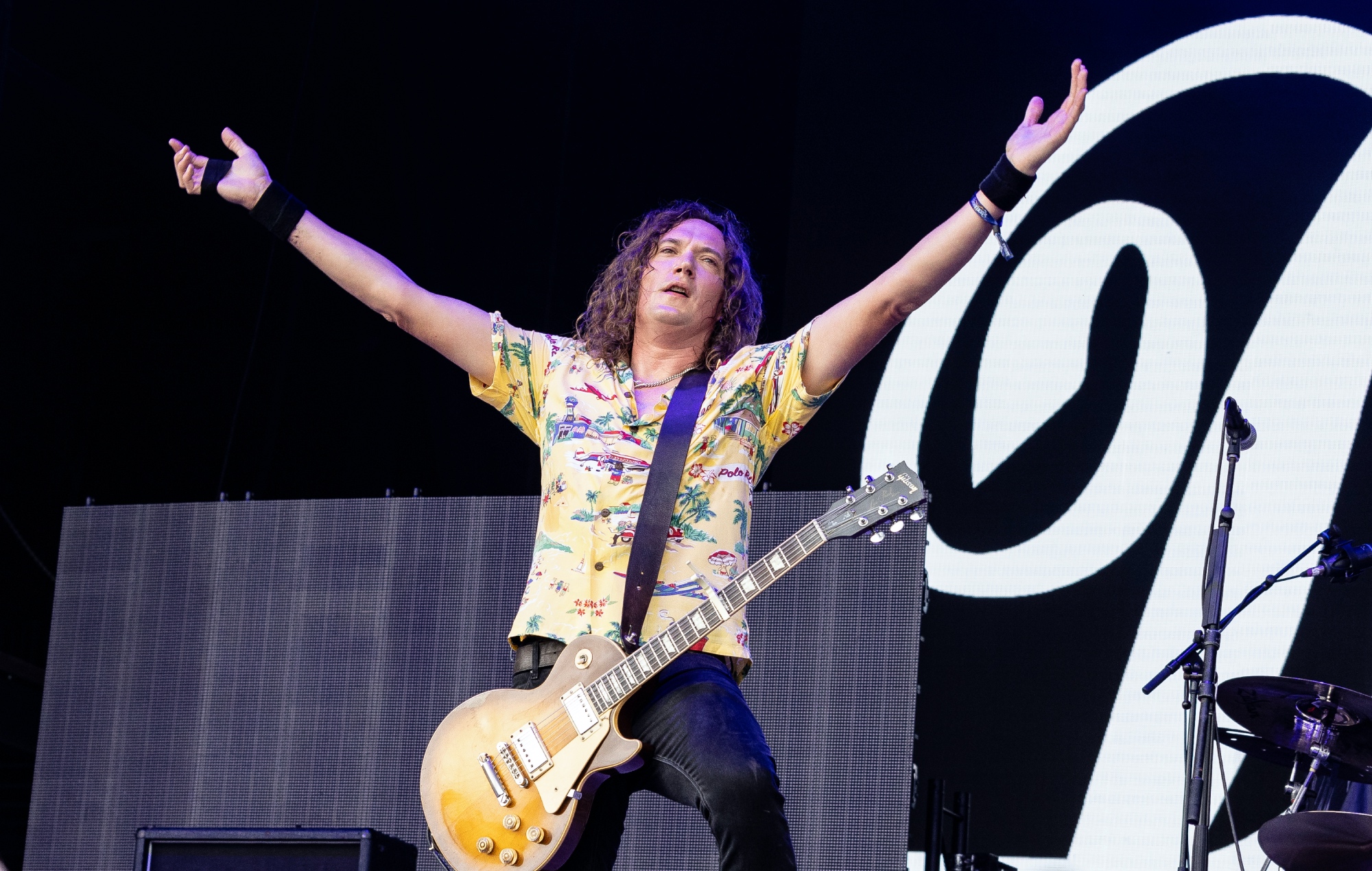 Dan Hawkins performing live on stage with The Darkness, photo by Gary Miller/Getty
