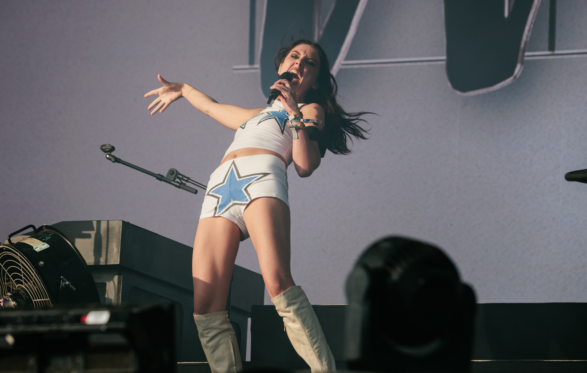 Wolf Alice's Ellie Rowsell live at Glastonbury 2025, photo by Andy Ford